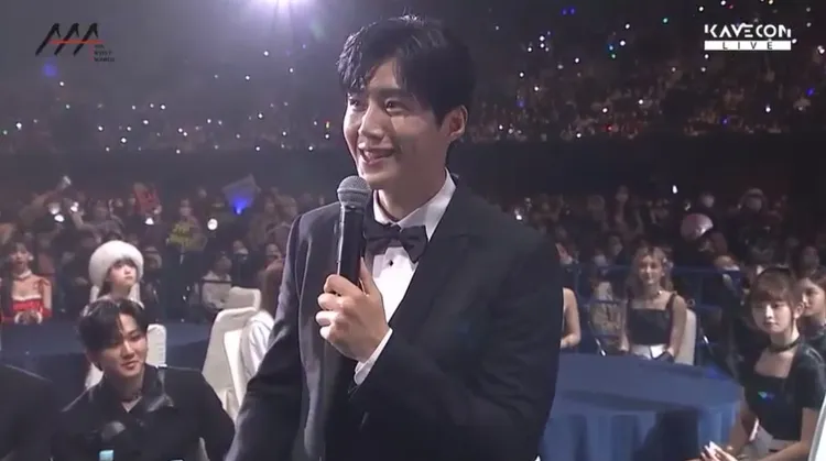 金宣虎中場接受利特訪問，親口表示首部電影《悲傷熱帶》明年上映，現在正在拍《暴君》。翻攝AAA