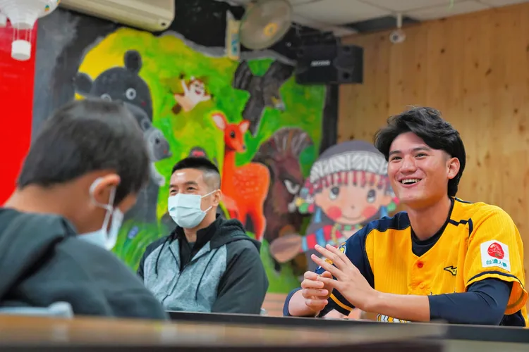 馬鋼與自由國小小朋友相見歡。  球芽基金提供