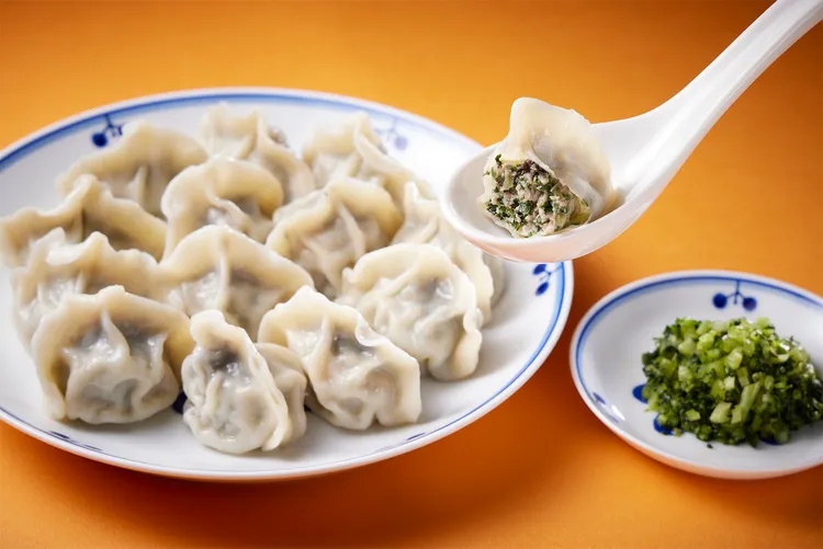 「雪菜松露水餃」選用口感Q彈的台灣黑毛豬後腿肉，並採3:7的肥瘦比例輔以繁複的打水手法，使內餡更顯多汁鮮嫩，每一顆重達30公克。業者提供