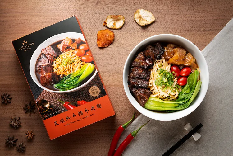 「炙燒和牛頰牛肉麵」常溫禮盒，以炙燒手法帶出誘人香氣。業者提供