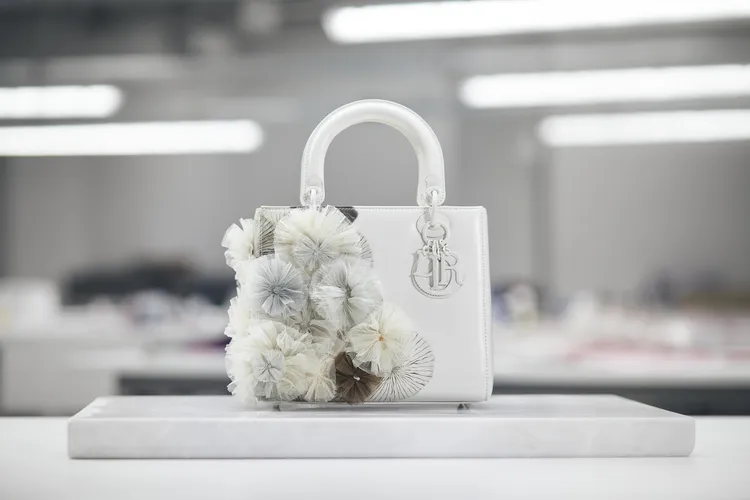 由韓裔美國藝術家Minjung Kim操刀的Lady Dior提包，包身點綴的烏干紗花朵，承襲了高訂藝術精神。品牌提供