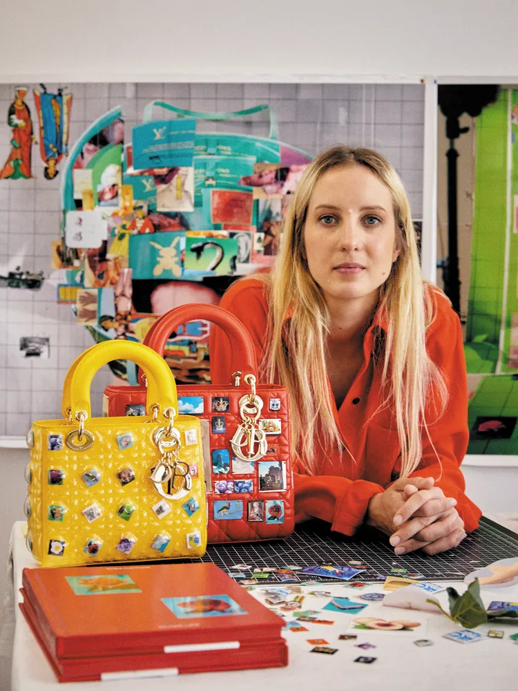 加拿大藝術家Sara Cwynar的作品，將Lady Dior手袋包身籐格紋，化為可封存圖像回憶的迷你藏寶閣。品牌提供