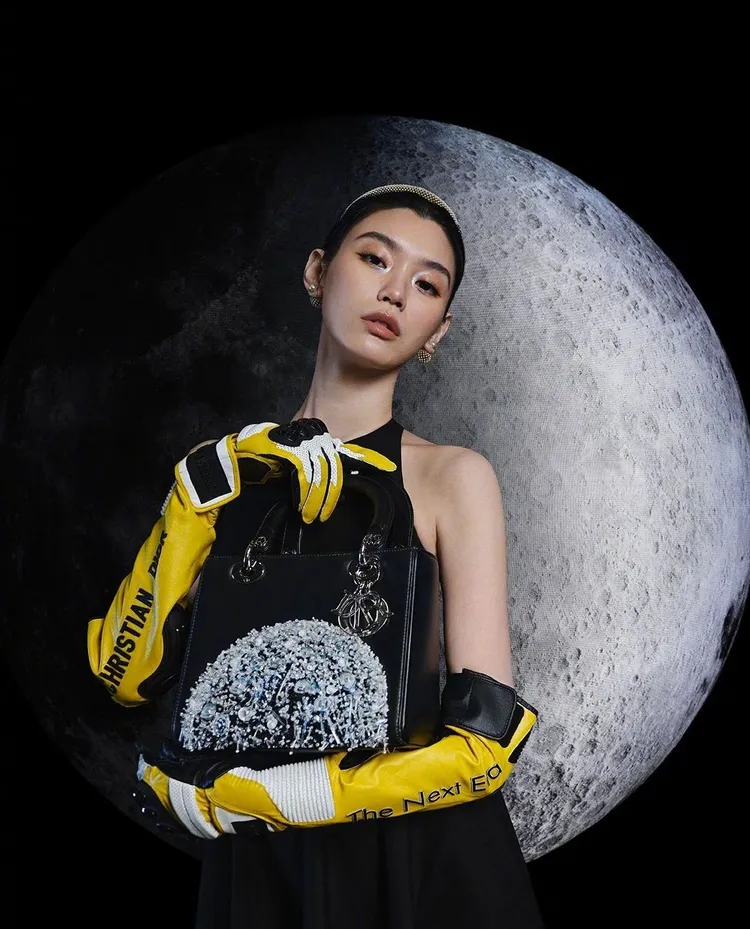 奚夢瑤演繹中國藝術家王郁洋以月球為靈感創作的限量Lady Dior手袋。翻攝DIOR微博
