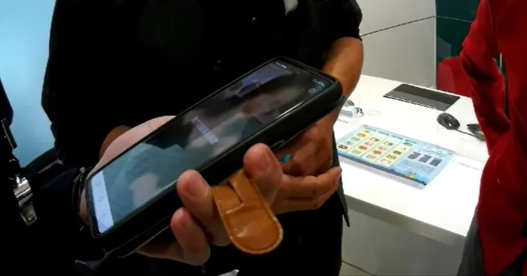 詐團成員和行員及警員對話，但就是不敢開視訊。讀者提供