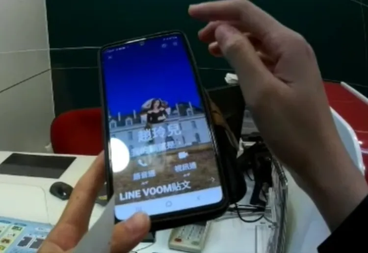 詐團成員使用「趙玲兒」之名及靚妹大頭貼照，「色誘」及「利誘」雙管齊下向老翁詐財。讀者提供 