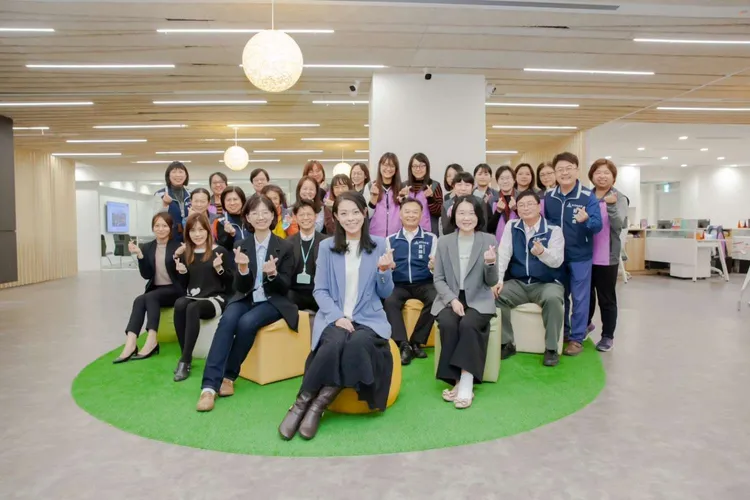 高虹安至勞工處聆聽業務工作報告後合影。新竹市府提供