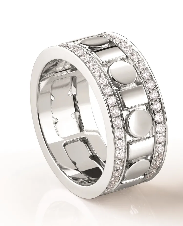 Belle Époque Reel 18K白金鑲鑽戒指，14萬7900元。品牌提供