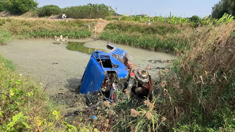 池塘乾涸，小貨車卡在爛泥中。讀者提供