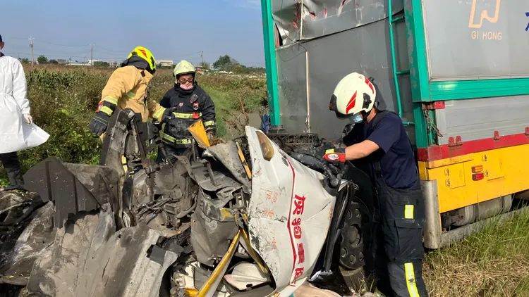 警消請來吊車，再破壞車體，但司機已明顯死亡。讀者提供
