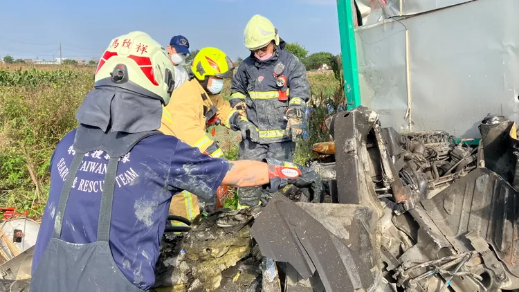 大貨車車頭嚴重變形，搶救困難。讀者提供