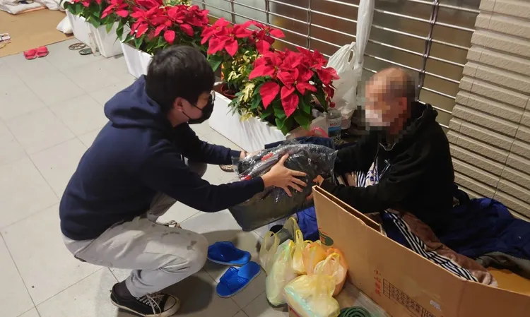 名廚「古錐師」郭主義提到的父女街友，經新北市議員葉元之關心了解後，社會局已派人前往送物資。葉元之提供