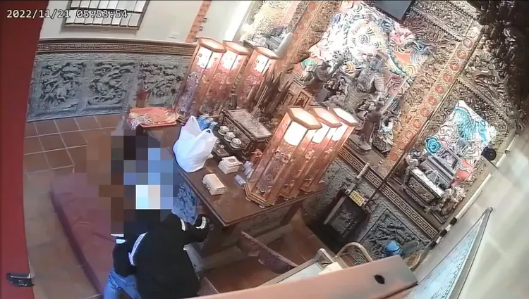 林男拜拜後偷功德箱，但未得手。讀者提供