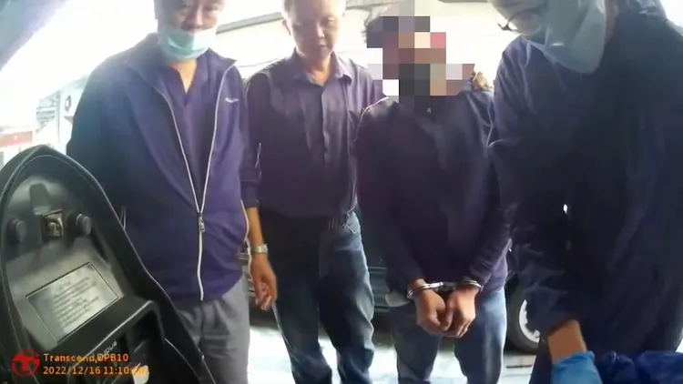 林男（右二）行竊前還拜拜，仍被警方逮捕。讀者提供