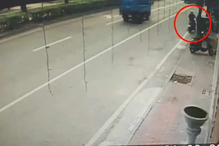 林男偷走未拔鑰匙的機車。讀者提供