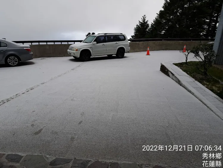 一旁的車輛也被冰霰覆蓋。松雪樓提供