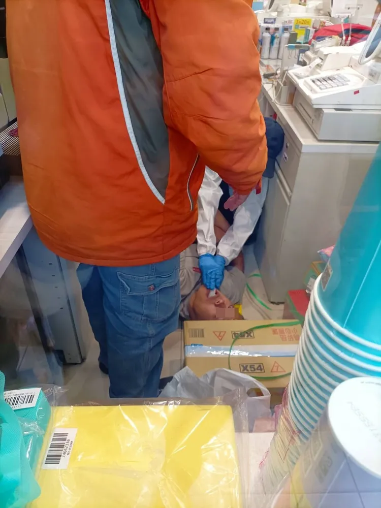 住超商對面的造橋鄉代會副主席廖義勇等人，衝進超商壓制嫌犯。翻攝臉書《造橋大小事》