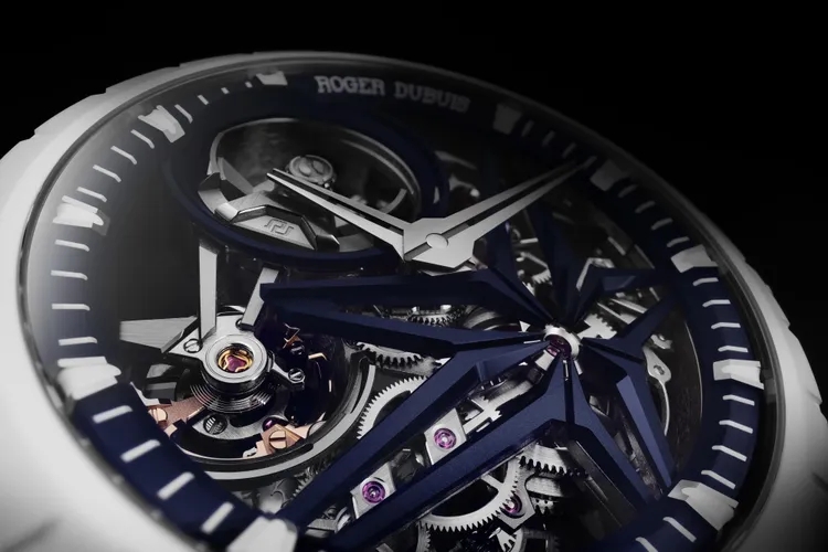 鏤空面盤上的星形機芯結構鍍上Hypebeast的代表色「海軍藍」。品牌提供