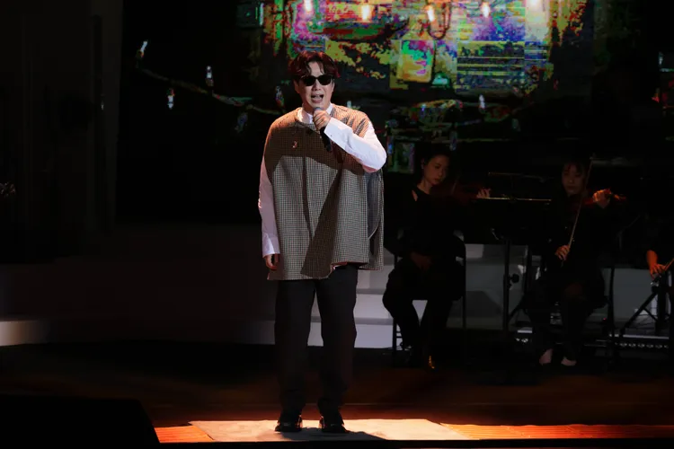 蕭煌奇今晚演唱許多經典情歌。彭欣偉攝