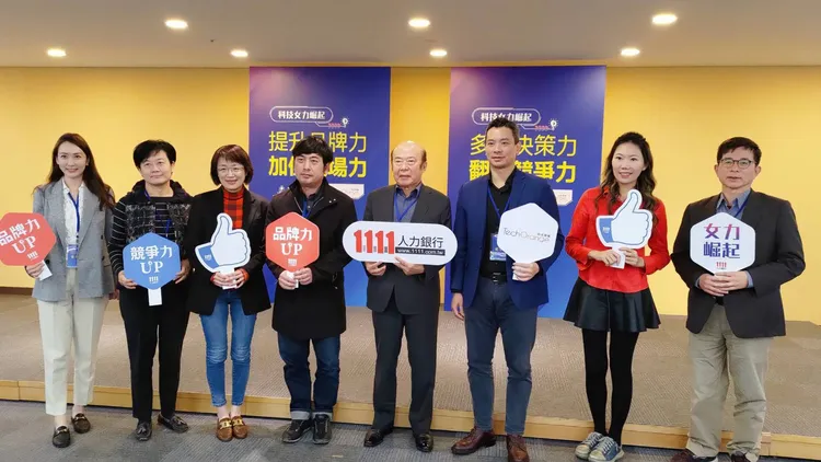 【科技女力崛起論壇】與會人士由左至右為數位女力聯盟常務理事張琬平律師、中工會女性工程師委員會主委 薛文珍、台灣微軟 Microsoft 365 事業部副總經理朱以方、國科會人文及社會科學研究發展處處長林明仁、1111人力銀行總裁林文雄、流線傳媒董事長戴季全、Girls in Tech 台灣分會會長葉妍伶及1111人力銀行策略長劉德泰。業者提供