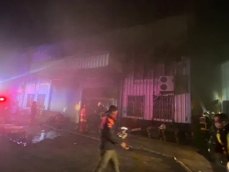 工廠大火警消撲救中。民眾提供