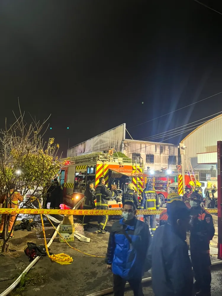 消防隊員到場灌救。民眾提供