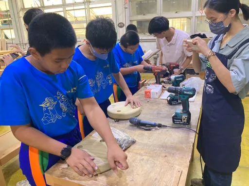 小學生DIY木板凳 目的傳授節能減碳環保永續