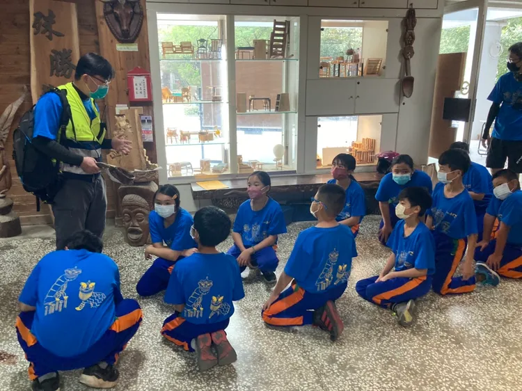 進入工廠前，小學老師再叮嚀小學生注意安全。陳宏銘攝