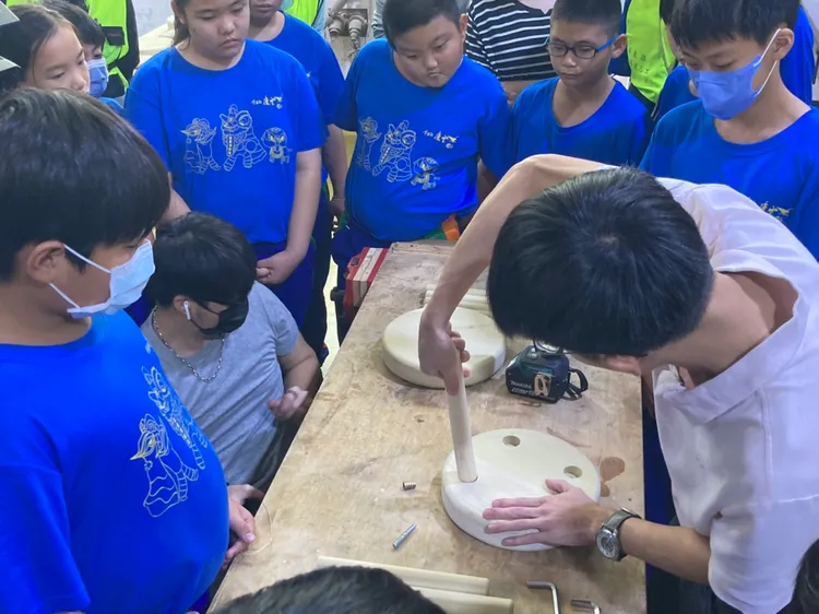 木製老師先示範教學各項木製程序注意事項。陳宏銘攝