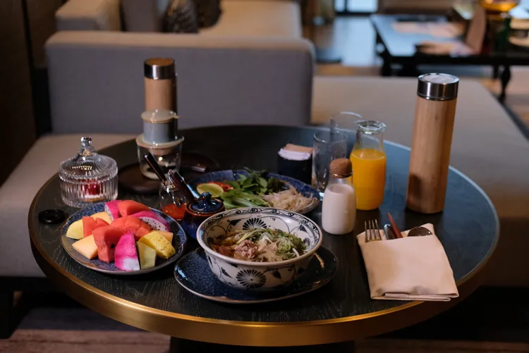 早餐直接送至房間內，能更舒服地享受著越式河粉、越南咖啡、綜合水果等，愜意而尊榮。葉盛耀攝