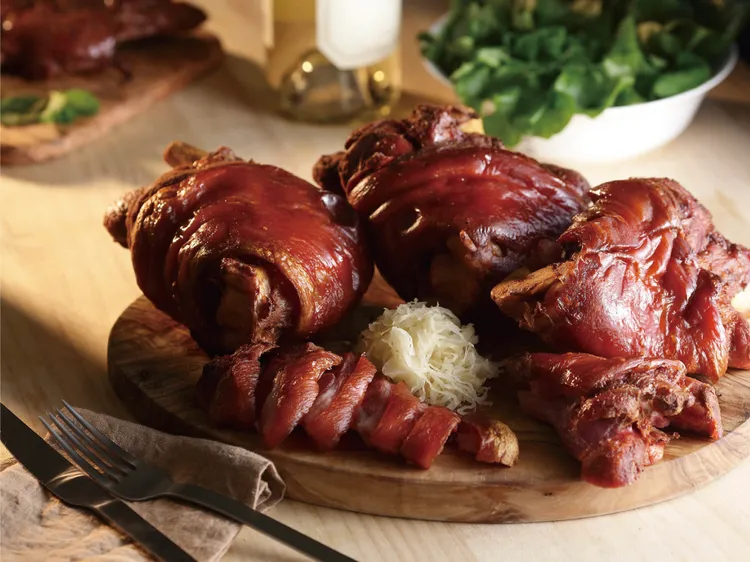 熟食部分，德國豬腳是微風超市人氣商品，歷久彌新。業者提供