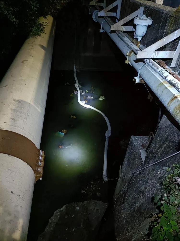 包公廟後方大排水溝，疑似深夜被不肖工廠偷排廢油。讀者提供