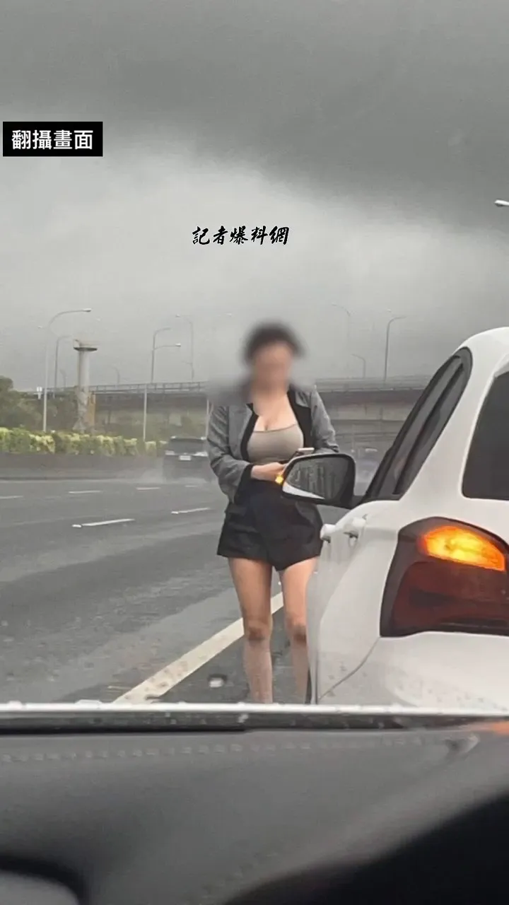 BMW女車主穿著充分展現上圍「優勢」。翻攝自臉書「記者爆料網」