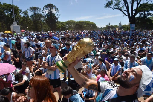 阿根廷開踢世足冠軍戰 全民激昂!球迷出怪招祈勝、首都嚴陣以待