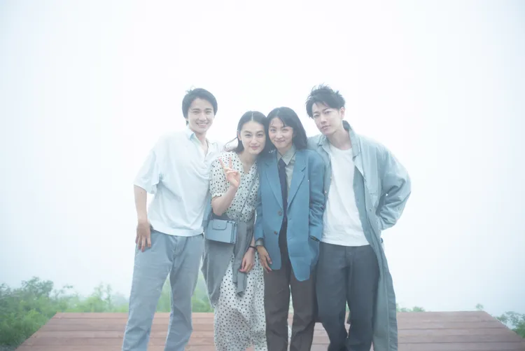 佐藤健（右起）、滿島光，以及飾演他們年輕時期的八木莉可子、木戶大聖難得在花絮照中同框。翻攝Netflix