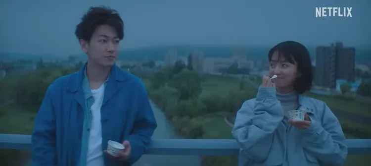 滿島光（右）爆料佐藤健在片場都在補眠。翻攝Netflix