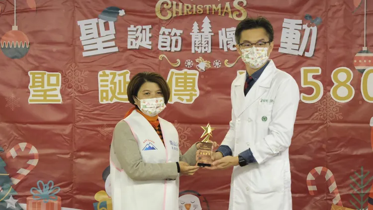 亞東醫院邱冠明院長頒發水晶講座予南山人壽慈善基金會日群通訊處劉禾慧處經理。亞東醫院提供