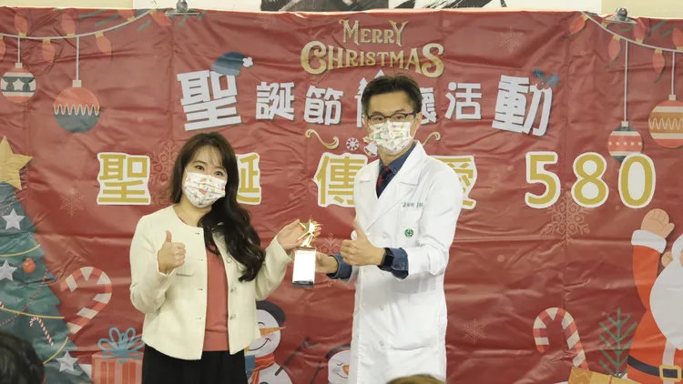 亞東醫院邱冠明院長頒發水晶講座予包大人品牌經理王心怡。亞東醫院提供