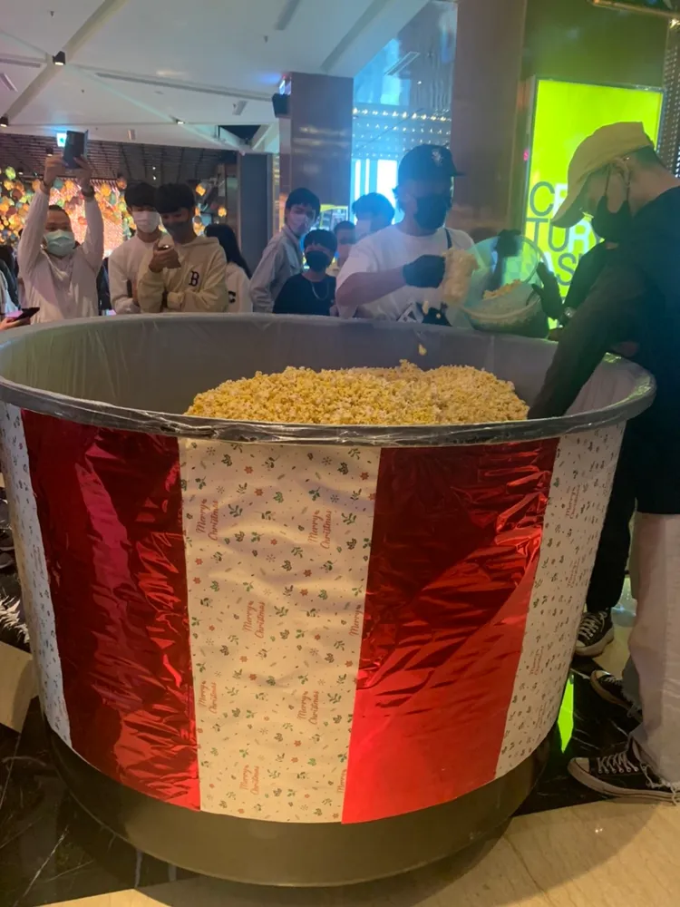 喜樂時代影城高雄總圖店上周六推出自備容器「爆米花裝到滿」活動，有民眾自備1600公升超大桶。資料照片