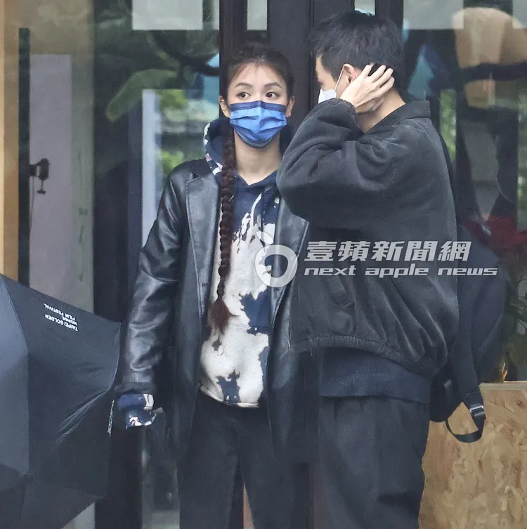 等車期間，宋芸樺（左）把握時間放空。特勤中心攝