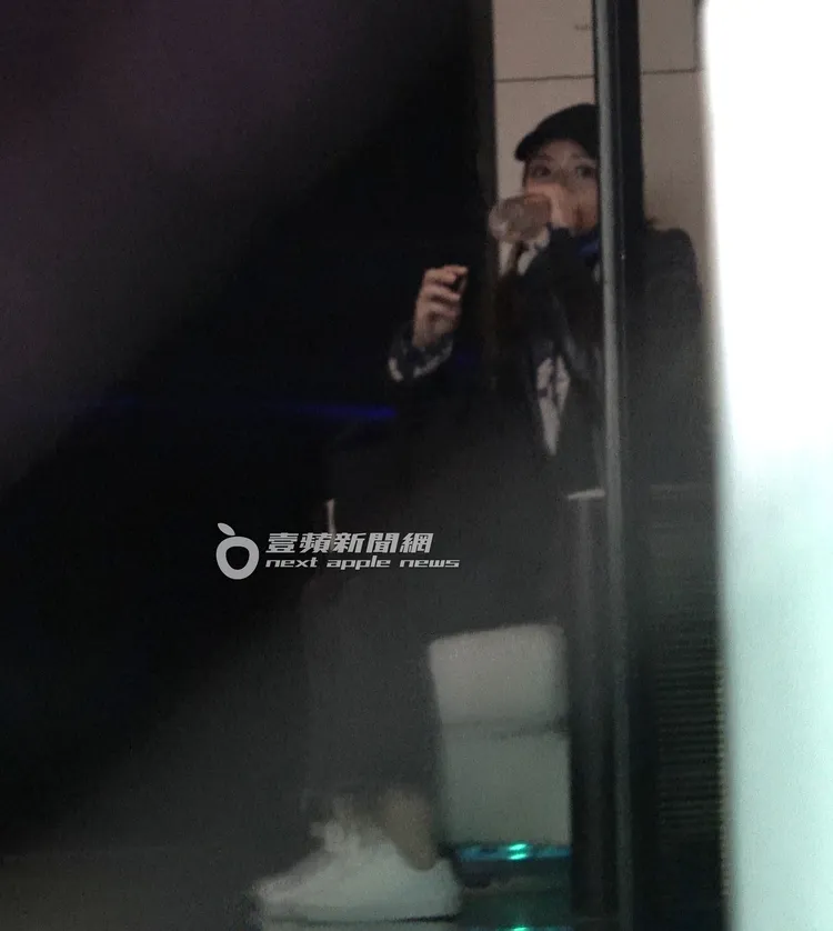 宋芸樺坐在自家社區一樓的沙發區等候外送。特勤中心攝