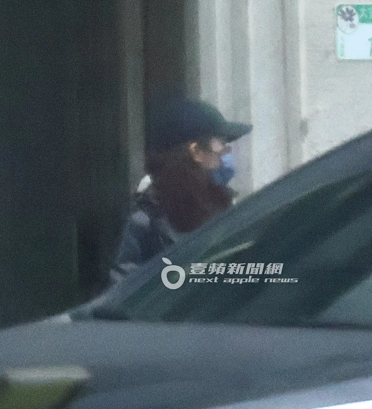 莫約半小時後，拆掉辮子頭的宋芸樺又從大樓走出搭車。特勤中心攝