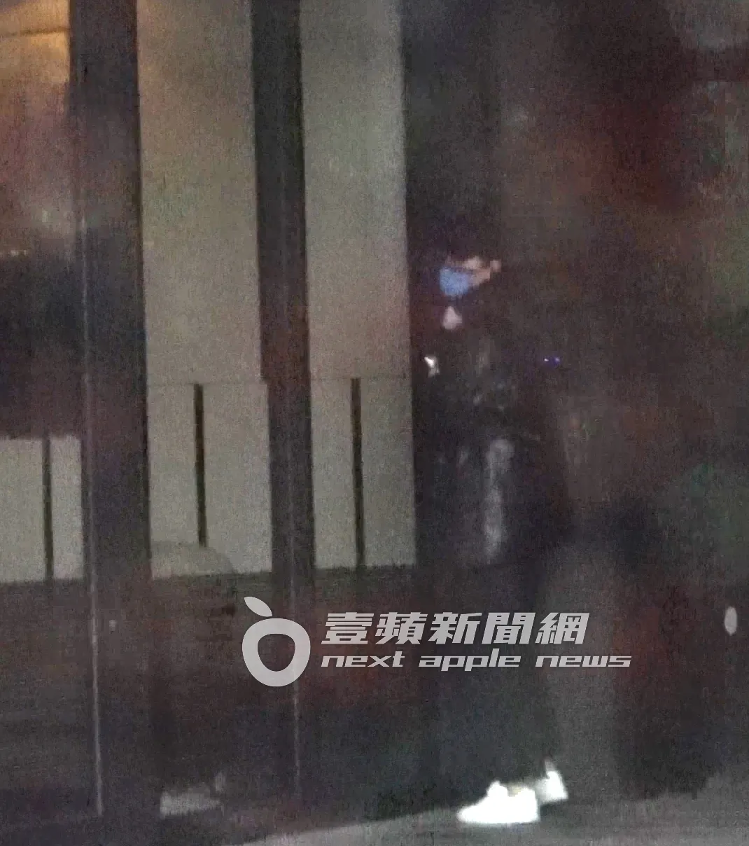 回家後的宋芸樺似乎開門有困難,用眼神求助社區物業幫忙。特勤中心攝