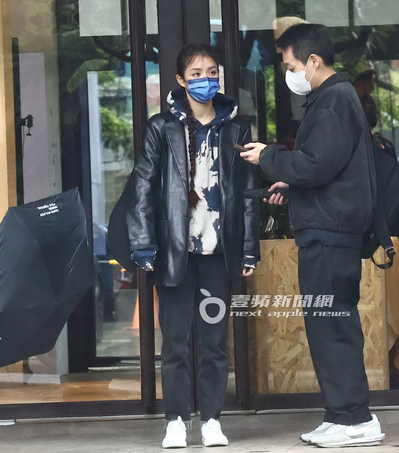 結束活動後,宋芸樺(左)換上私服與助理等車。特勤中心攝