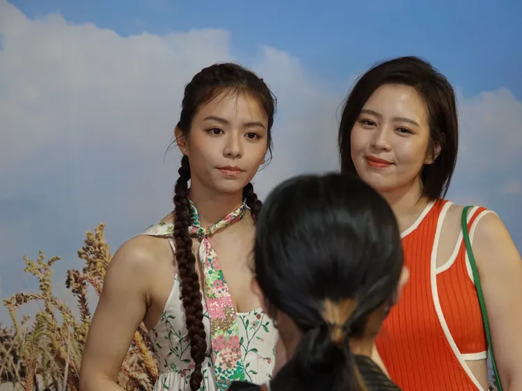 宋芸樺（左）小露深溝與劉品言一同合照。特勤中心攝