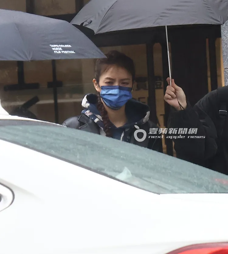 助理幫宋芸樺撐傘讓她上車。特勤中心攝