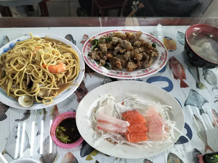 分享一桌的菜，抱怨這家餐廳很盤。翻攝爆怨公社