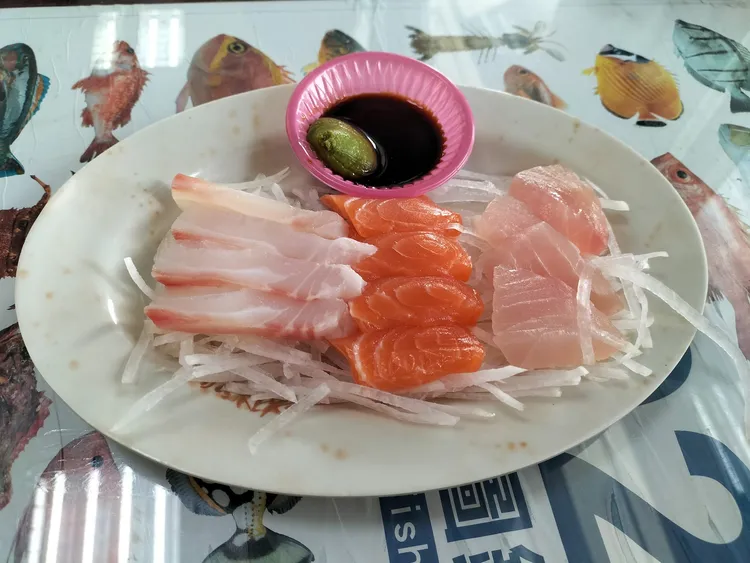 這一盤12片的生魚片有旗魚、鯛魚和鮭魚。翻攝爆怨公社