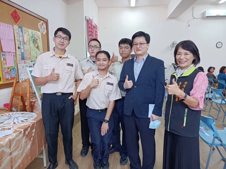 役政署副署長徐健麟讚揚4名替代役男。內政部役政署提供