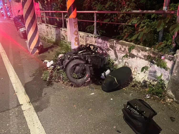 機車被撞成廢鐵。翻攝畫面