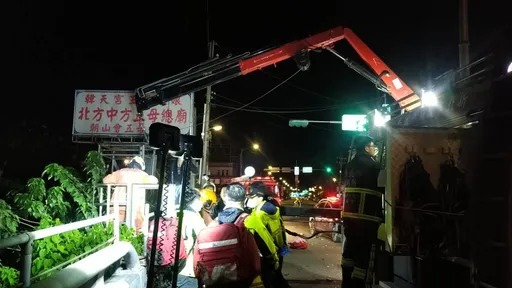 騎士路口左轉遭對向轎車撞飛　墜落7米邊坡重傷昏迷